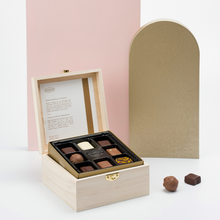 Load image into Gallery viewer, Bonbon selection in wooden box 160g