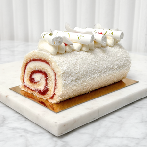 Coconut and strawberry swiss roll cake (gluen- and lactose-free)