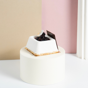 Blackberry yoghurt slice (gluten-free)