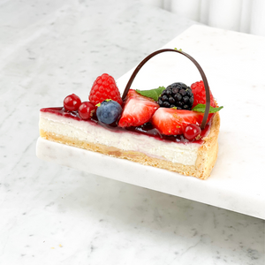 Cottage cheese cake slice with berries (gluten- and lactose-free)